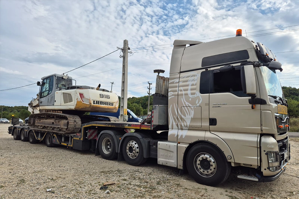 transport agabritic excavator cu ansamblul firmei Irra Truckline