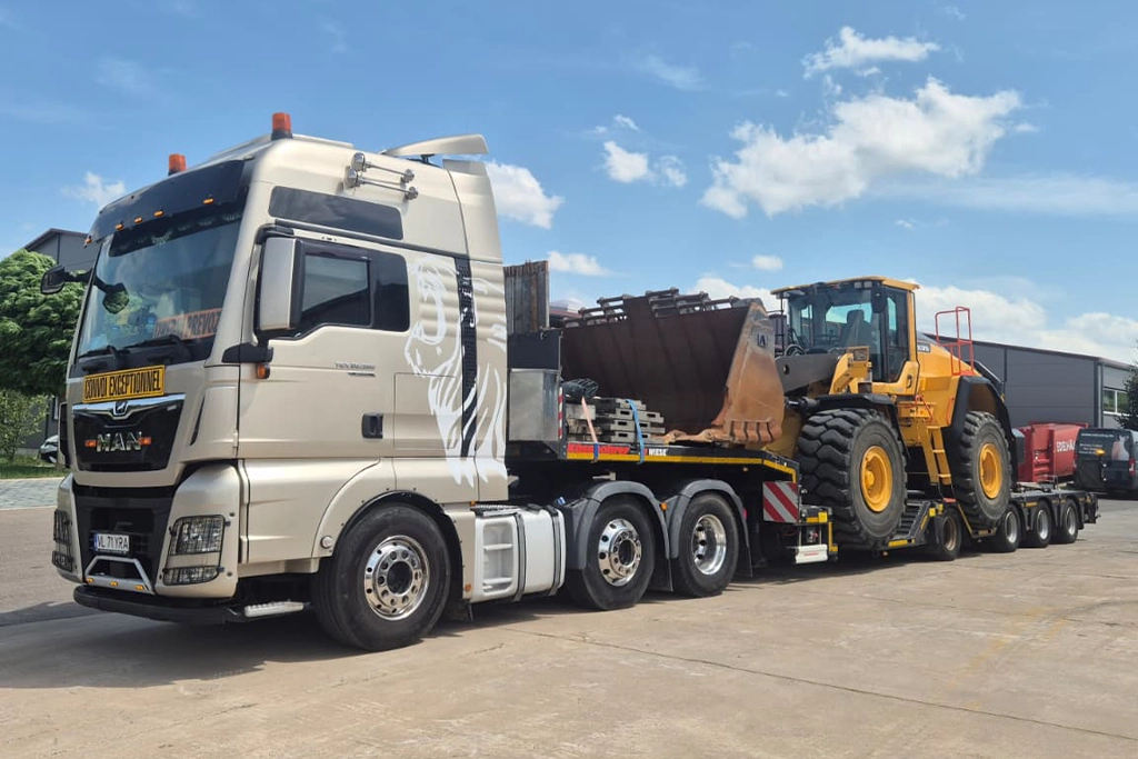 transport utilaj de constructii cu ansamblul firmei Irra Truckline