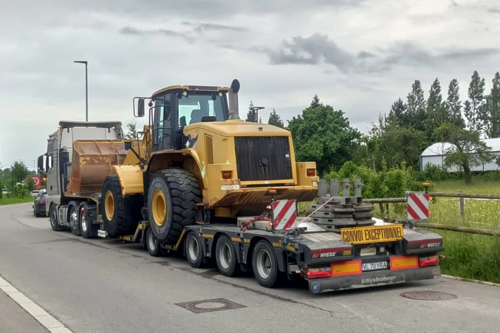 Transport agabaritic încărcător frontal realizat de Irra Truckline